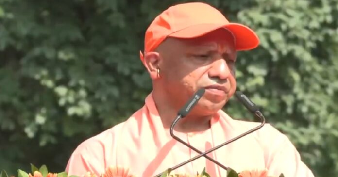 लखनऊ में तिरंगा यात्रा के दौरान मुख्यमंत्री योगी आदित्यनाथ