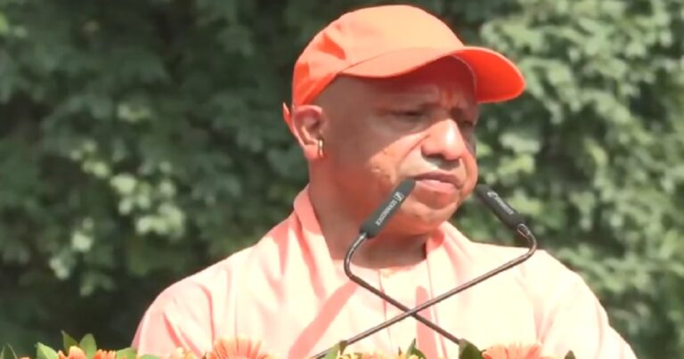 लखनऊ में तिरंगा यात्रा के दौरान मुख्यमंत्री योगी आदित्यनाथ