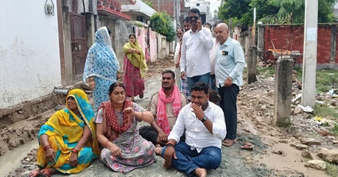 BLW पहाड़ी गेट के पास RCC सड़क तोड़े जाने के विरोध में धरना देते स्थानीय लोग
