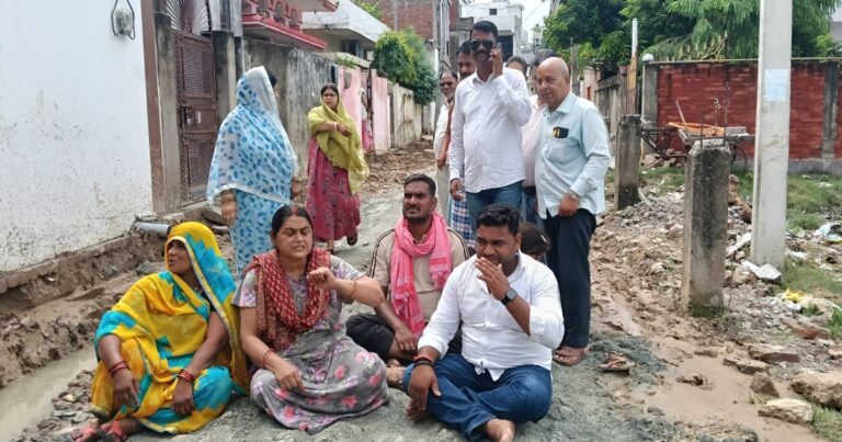 BLW पहाड़ी गेट के पास RCC सड़क तोड़े जाने के विरोध में धरना देते स्थानीय लोग
