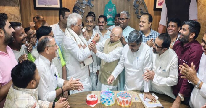 पटना में राजद नेता भोला प्रसाद यादव का केक काटकर जन्मदिन मनाते पार्टी के नेता और कार्यकर्ता।