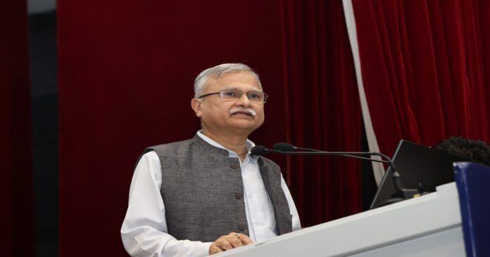BHU कुलपति प्रो. अजीत कुमार चतुर्वेदी PGIMER में AI पर व्याख्यान देते हुए