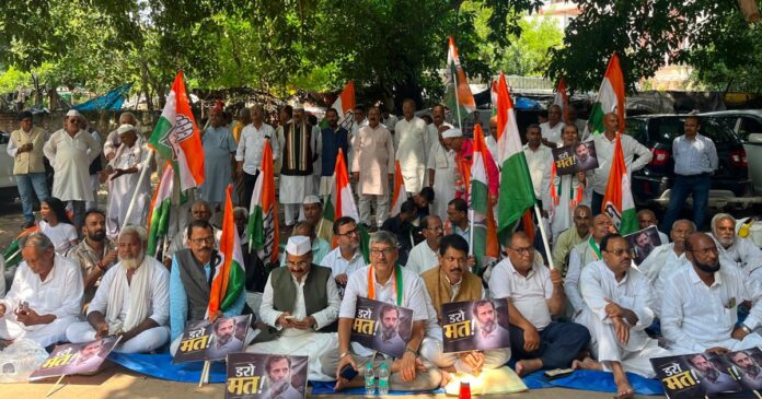 दिल्ली में AICC मुख्यालय के बाहर बिहार कांग्रेस नेताओं का प्रदर्शन