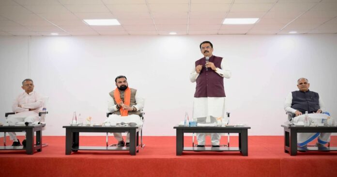 पटना में भाजपा की बैठक में प्रदेश अध्यक्ष संजय सरावगी और पार्टी पदाधिकारी