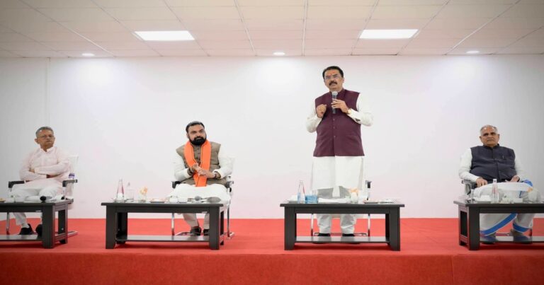 पटना में भाजपा की बैठक में प्रदेश अध्यक्ष संजय सरावगी और पार्टी पदाधिकारी