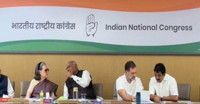 नई दिल्ली में CWC बैठक के दौरान मल्लिकार्जुन खरगे, सोनिया गांधी और राहुल गांधी।