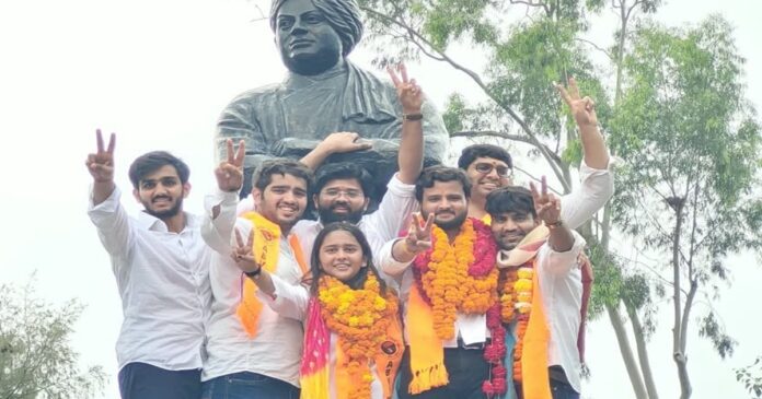 दिल्ली विश्वविद्यालय छात्रसंघ चुनाव की मतगणना के दौरान ABVP और NSUI के बीच कांटे का मुकाबला
