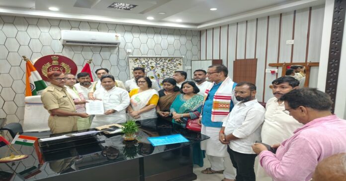 जमुई घटना को लेकर प्रशासन से मिलती कांग्रेस की उच्चस्तरीय टीम