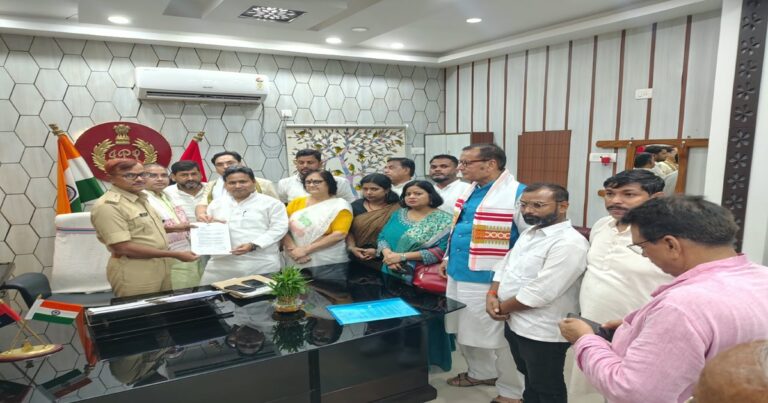 जमुई घटना को लेकर प्रशासन से मिलती कांग्रेस की उच्चस्तरीय टीम