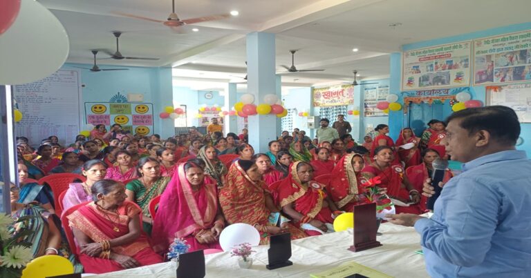 सोनपुर में जीविका दीदियों को BBOSE शिक्षा की जानकारी देते अधिकारी