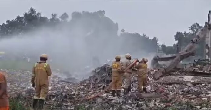 कौशांबी पटाखा फैक्ट्री ब्लास्ट के बाद घटनास्थल पर पुलिस और राहत बचाव टीम