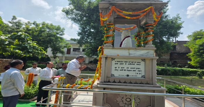 काशी विद्यापीठ में डॉ. भगवान दास की प्रतिमा पर माल्यार्पण करते कुलपति प्रो. आनन्द कुमार त्यागी