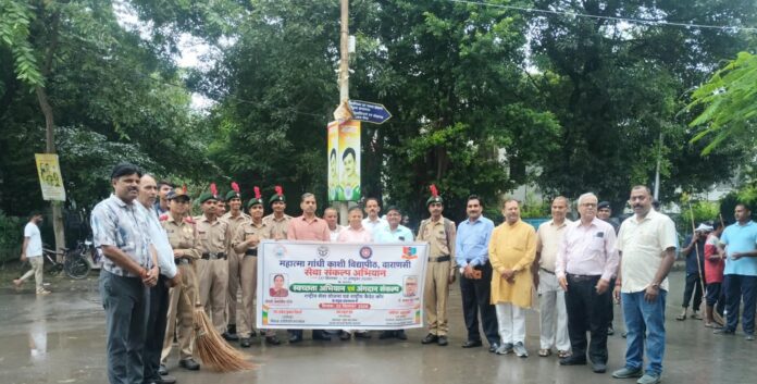 काशी विद्यापीठ में स्वच्छता अभियान चलाते छात्र और NCC कैडेट्स