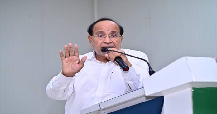 ललन कुमार सर्राफ ने मुख्यमंत्री सम्राट चौधरी को बाढ़ राहत कोष के लिए चेक सौंपा