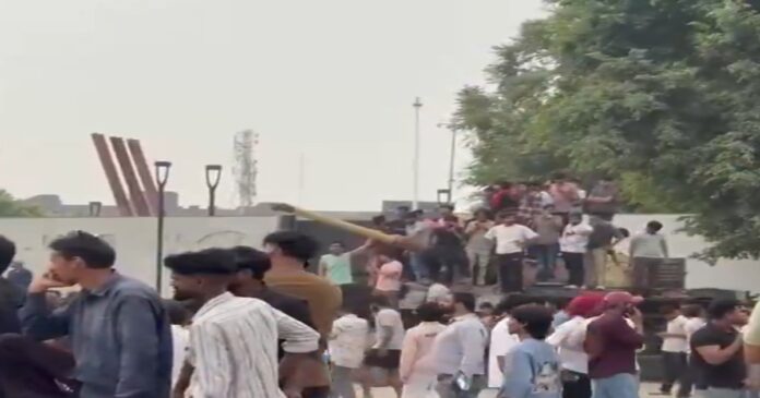 लवली प्रोफेशनल यूनिवर्सिटी फगवाड़ा में छात्रों का प्रदर्शन