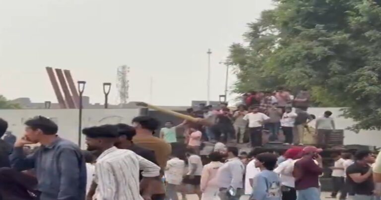 लवली प्रोफेशनल यूनिवर्सिटी फगवाड़ा में छात्रों का प्रदर्शन