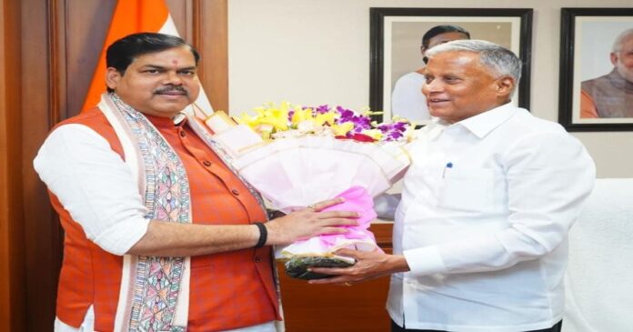 रेल भवन में रेल राज्य मंत्री वी. सोमन्ना से मुलाकात के दौरान शिक्षा मंत्री मिथिलेश तिवारी।