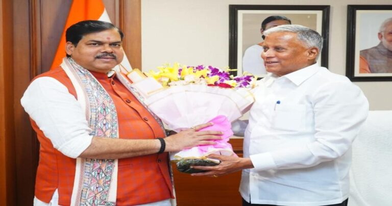 रेल भवन में रेल राज्य मंत्री वी. सोमन्ना से मुलाकात के दौरान शिक्षा मंत्री मिथिलेश तिवारी।