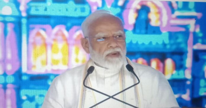 वडोदरा में विकास परियोजनाओं के कार्यक्रम को संबोधित करते प्रधानमंत्री नरेंद्र मोदी