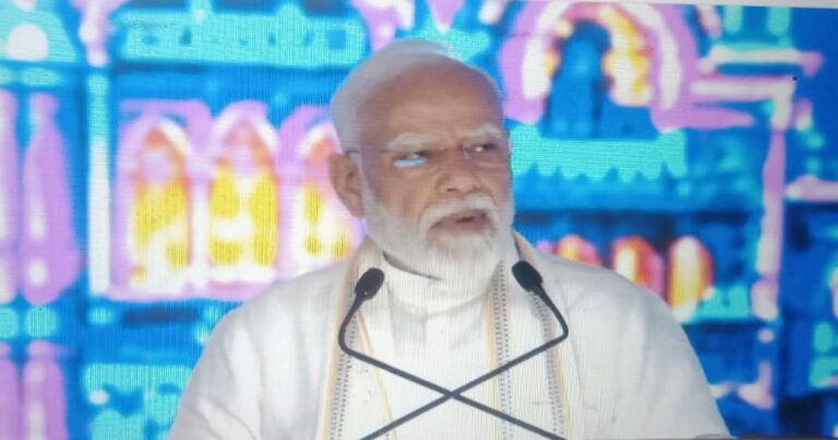 वडोदरा में विकास परियोजनाओं के कार्यक्रम को संबोधित करते प्रधानमंत्री नरेंद्र मोदी