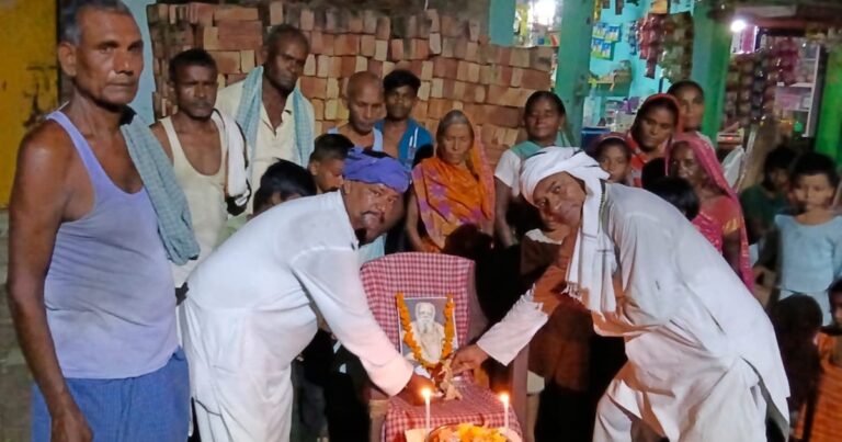 बिहारशरीफ में पेरियार जयंती के कार्यक्रम में उनके चित्र पर माल्यार्पण करते लोग