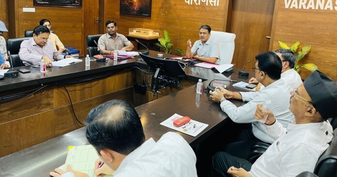 उद्योग बंधु की बैठक में उद्यमियों की समस्याओं पर चर्चा करते मंडलायुक्त एस. राजलिंगम
