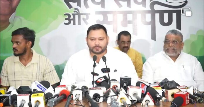 पटना में आरक्षण और पत्रकार कुंदन कुमार के मामले को लेकर सरकार पर निशाना साधते तेजस्वी यादव।