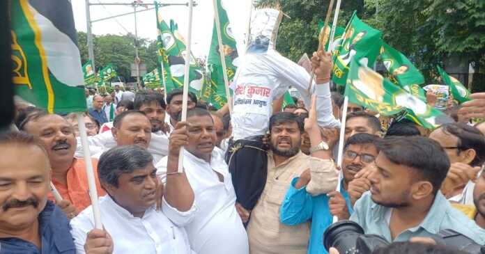 पटना में RJD कार्यकर्ताओं का प्रदर्शन और मुख्य चुनाव आयुक्त का पुतला दहन
