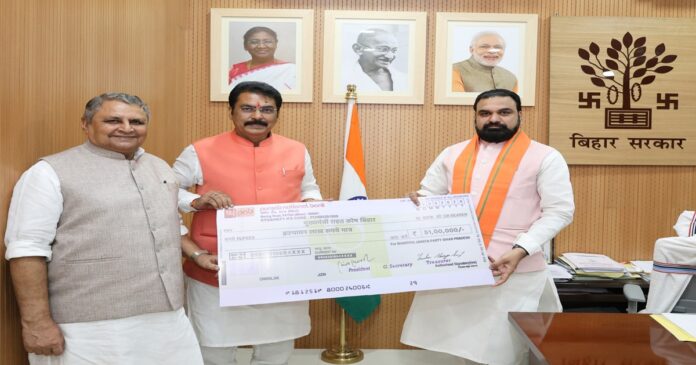 बिहार बाढ़ राहत के लिए मुख्यमंत्री सम्राट चौधरी को चेक सौंपते संजय सरावगी