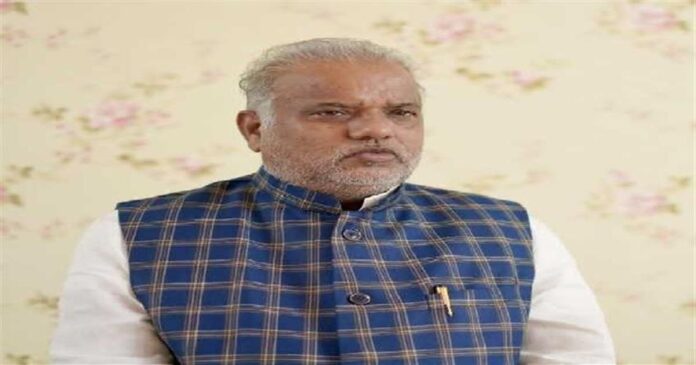 बिहार जदयू कार्यालय में जनसुनवाई करते मंत्री श्रवण कुमार