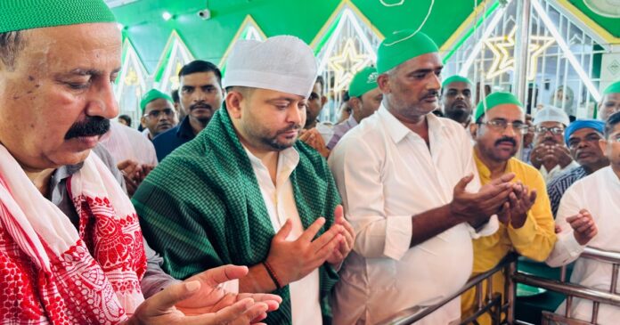 तेजस्वी यादव ने पटना में पीर जलाल शाह की मजार पर चादरपोशी की