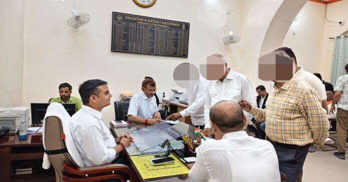 वाराणसी डीएम सत्येन्द्र कुमार जनता दर्शन में लोगों की समस्याएं सुनते हुए