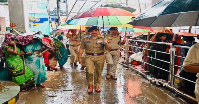 वाराणसी के लोलार्क कुंड में लोलार्क षष्ठी पर्व से पहले सुरक्षा तैयारियों का जायजा लेते पुलिस अधिकारी।