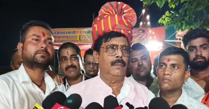 शिवहर में दुर्गा पूजा पंडालों के दौरे के दौरान पूर्व सांसद आनंद मोहन।