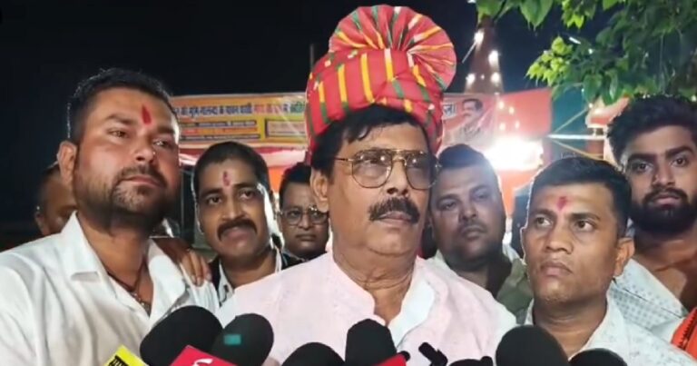 शिवहर में दुर्गा पूजा पंडालों के दौरे के दौरान पूर्व सांसद आनंद मोहन।