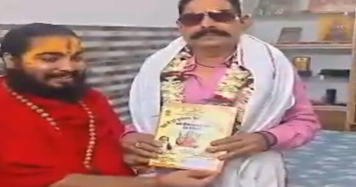 माथे पर तिलक लगवाने के बाद काला चश्मा पहनते अनंत सिंह