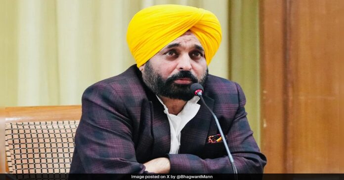 आम आदमी पार्टी ने पंजाब विधानसभा चुनाव के लिए 40 उम्मीदवारों की पहली सूची जारी की। मुख्यमंत्री भगवंत मान फिर धूरी से चुनाव लड़ेंगे।