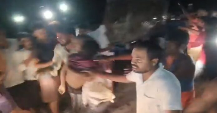 वैशाली में गंगा नदी में नाव पलटने से 11 लोगों की मौत की सूचना, घटनास्थल पर राहत-बचाव की कार्रवाई।