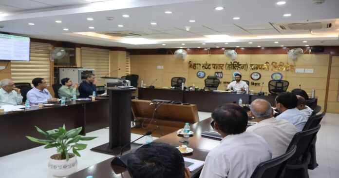 बिहार में सरकारी भवनों की छतों पर सोलर प्लांट लगाकर 2029-30 तक 500 मेगावाट क्षमता हासिल करने का लक्ष्य।
