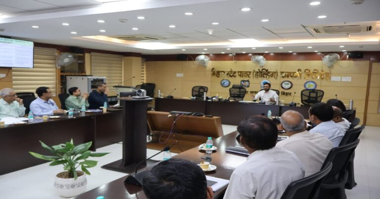 बिहार में सरकारी भवनों की छतों पर सोलर प्लांट लगाकर 2029-30 तक 500 मेगावाट क्षमता हासिल करने का लक्ष्य।