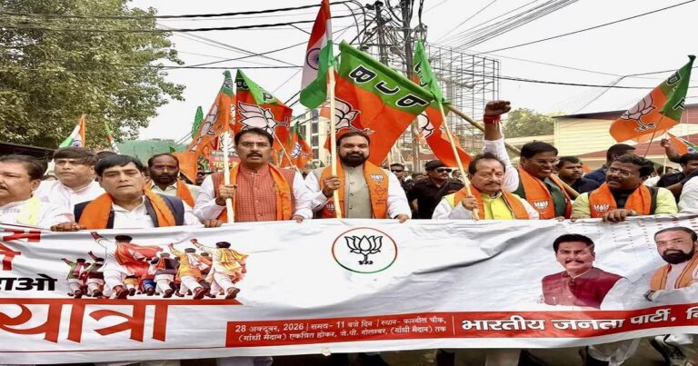पटना में ‘लोकतंत्र बचाओ, अराजकता हटाओ’ अभियान के तहत निकली भाजपा की पदयात्रा में शामिल मुख्यमंत्री सम्राट चौधरी और पार्टी के वरिष्ठ नेता।