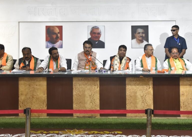 पटना स्थित भाजपा प्रदेश कार्यालय में संगठनात्मक बैठक के दौरान संजय सरावगी और रोहन गुप्ता।