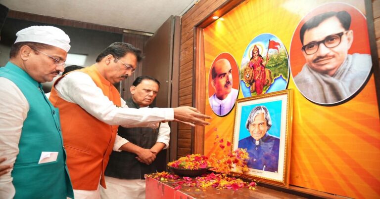 भाजपा बिहार प्रदेश कार्यालय में डॉ. एपीजे अब्दुल कलाम की जयंती पर श्रद्धांजलि देते संजय सरावगी