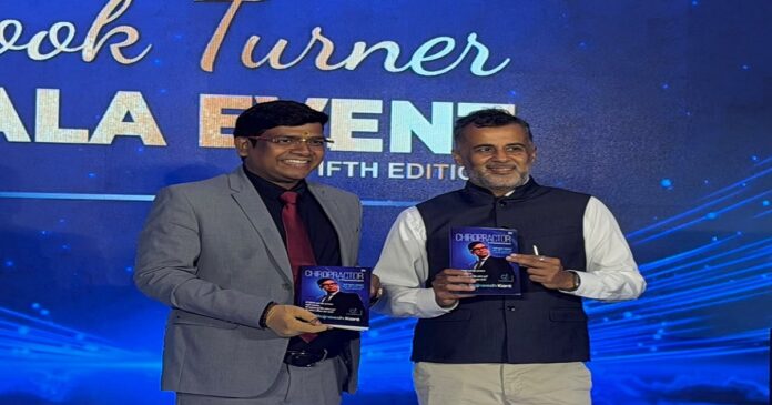 चेतन भगत ने मुंबई में डॉ. रजनीश कांत की किताब का विमोचन किया