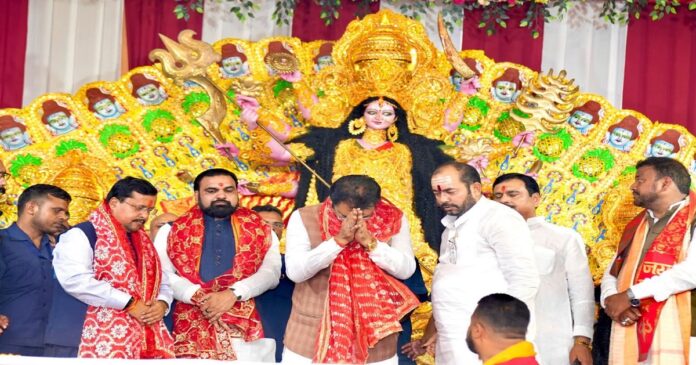 महासप्तमी पर पटना के दुर्गा पूजा पंडाल में मां भगवती की पूजा-अर्चना करते भाजपा नेता।