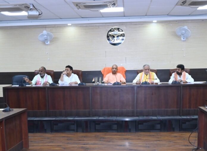 वाराणसी में प्रधानमंत्री के प्रस्तावित दौरे और एयर शो की तैयारियों को लेकर अधिकारियों के साथ बैठक करते मुख्यमंत्री योगी आदित्यनाथ।