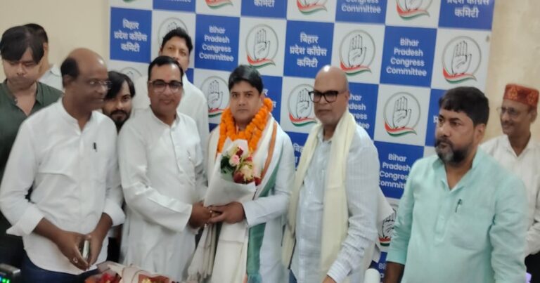 पटना के सदाकत आश्रम में मीडिया एवं प्रचार विभाग का पदभार संभालते डॉ. अजय कुमार पासवान।
