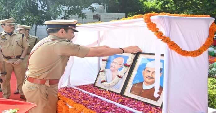गांधी जयंती और लाल बहादुर शास्त्री जयंती पर वाराणसी पुलिस लाइन में श्रद्धांजलि कार्यक्रम।