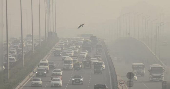 दिल्ली में AQI 233 दर्ज होने के बाद GRAP-1 के तहत प्रदूषण नियंत्रण के उपाय लागू।