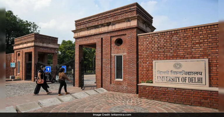 ‘सारे जहां से अच्छा’ को सेना के बैंड में बजाने पर DU कुलपति योगेश सिंह की टिप्पणी से चर्चा तेज।